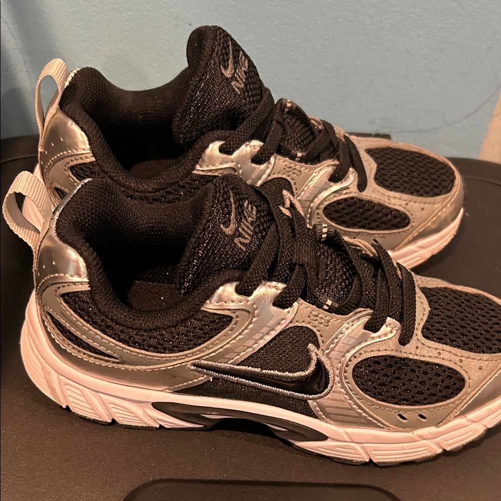 Nike Kids v5  Black and Silver Sneakers